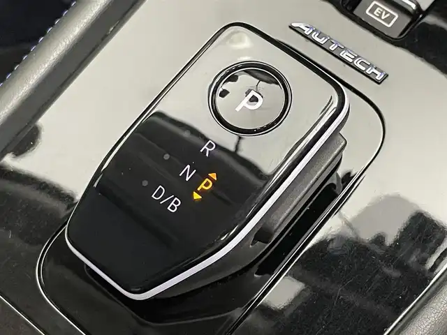 日産 キックス オーテック 道央・札幌 2023(令5)年 2万km ブリリアントホワイトパール ・4WD/・アラウンドビューモニター/・純正ナビ/CD/USB/フルセグTV/・ビルドインETC/・前後ドライブレコーダー/・衝突軽減ブレーキ/・横滑り防止装置/・レーンキープアシスト/・前後コーナーセンサー/・プロパイロット/・ブレーキホールド/・電動パーキングブレーキ/・コーナーリングスタビリティアシスト/・エマージェンシーブレーキ/LDW/LDP/・セーフティアシスト/・VIPERセキュリティ/・オートライト/・LEDライト/・LEDフォグランプ/・レベライザー/・シートヒーター/・プッシュスタート/・ステアヒーター/・スマートキー/・純正フロアマット/・ドアバイザー