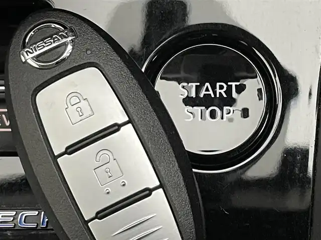 日産 キックス オーテック 道央・札幌 2023(令5)年 2万km ブリリアントホワイトパール ・4WD/・アラウンドビューモニター/・純正ナビ/CD/USB/フルセグTV/・ビルドインETC/・前後ドライブレコーダー/・衝突軽減ブレーキ/・横滑り防止装置/・レーンキープアシスト/・前後コーナーセンサー/・プロパイロット/・ブレーキホールド/・電動パーキングブレーキ/・コーナーリングスタビリティアシスト/・エマージェンシーブレーキ/LDW/LDP/・セーフティアシスト/・VIPERセキュリティ/・オートライト/・LEDライト/・LEDフォグランプ/・レベライザー/・シートヒーター/・プッシュスタート/・ステアヒーター/・スマートキー/・純正フロアマット/・ドアバイザー