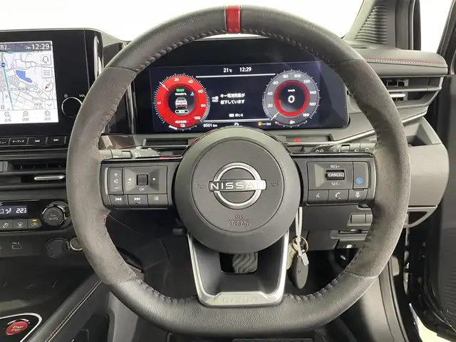 日産 オーラ ニスモ 千葉県 2022(令4)年 0.9万km スーパーブラック 禁煙車　/衝突軽減システム　/純正ナビ　/ＡＭ　ＦＭ　ＢＴ　フルセグ　/レーダークルーズコントロール　/レーンキープアシスト　/ブラインドスポットモニター　/全周囲カメラ　/標識検知機能/コーナーセンサー　/ふらつき検知/デジタルインナーミラー/ETC2.0/電格ミラー/LEDヘッドライト/オートライト/オートハイビーム/スマートキー2本/純正アルミホイール/純正フロアマット
