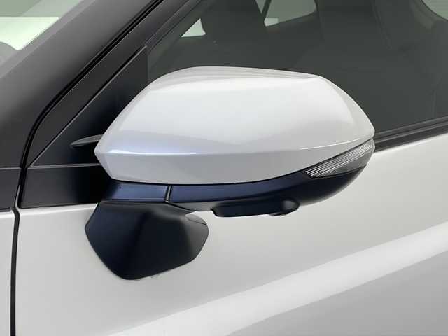 トヨタ ヤリスクロス ハイブリッド Z 長野県 2024(令6)年 0.8万km パープリッシュホワイト 4WD/純正ディスプレイオーディオ（ナビ更新切れ）/Bluetooth/フルセグTV/全方位カメラ/ETC/横滑り防止装置/盗難防止装置/衝突被害軽減システム/レーンキープアシスト/純正18インチAW装着/コーナーセンサー/前席シートヒーター/ヘッドライトレベライザー/ステアリングヒーター/革巻きステアリング/電動ブレーキホールド/運転席パワーシート/LEDヘッドライト/スマートキー