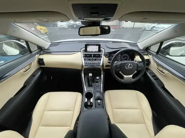レクサス ＮＸ 300h バージョンL 東京都 2014(平26)年 4.9万km ソニッククォーツ ワンオーナー/プリクラッシュセーフティーシステムセット/・プリクラッシュセーフティーシステム/・レーダークルーズコントロール/HUD付レーンディパーチャーアシストセット/・レーンディパーチャーアラート/・オートマチックハイビーム/5本スポーク切削光輝18インチホイール/ルーフレール/バックカメラ/サイドカメラ/パワーバックドア/ドライブモードセレクト/三眼LED/革巻きステアリング/ステアリングヒーター/パドルシフト/レザーシート/シートヒーター(運転席＆助手席)/シートベンチレーション(運転席＆助手席)/パワーシート(運転席＆助手席)/メモリーシート(運転席)/AC100V電源/保証書/取扱説明書/スペアキー×2