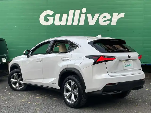 レクサス ＮＸ 300h バージョンL 東京都 2014(平26)年 4.9万km ソニッククォーツ ワンオーナー/プリクラッシュセーフティーシステムセット/・プリクラッシュセーフティーシステム/・レーダークルーズコントロール/HUD付レーンディパーチャーアシストセット/・レーンディパーチャーアラート/・オートマチックハイビーム/5本スポーク切削光輝18インチホイール/ルーフレール/バックカメラ/サイドカメラ/パワーバックドア/ドライブモードセレクト/三眼LED/革巻きステアリング/ステアリングヒーター/パドルシフト/レザーシート/シートヒーター(運転席＆助手席)/シートベンチレーション(運転席＆助手席)/パワーシート(運転席＆助手席)/メモリーシート(運転席)/AC100V電源/保証書/取扱説明書/スペアキー×2