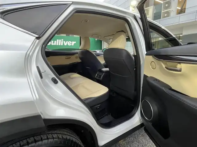 レクサス ＮＸ 300h バージョンL 東京都 2014(平26)年 4.9万km ソニッククォーツ ワンオーナー/プリクラッシュセーフティーシステムセット/・プリクラッシュセーフティーシステム/・レーダークルーズコントロール/HUD付レーンディパーチャーアシストセット/・レーンディパーチャーアラート/・オートマチックハイビーム/5本スポーク切削光輝18インチホイール/ルーフレール/バックカメラ/サイドカメラ/パワーバックドア/ドライブモードセレクト/三眼LED/革巻きステアリング/ステアリングヒーター/パドルシフト/レザーシート/シートヒーター(運転席＆助手席)/シートベンチレーション(運転席＆助手席)/パワーシート(運転席＆助手席)/メモリーシート(運転席)/AC100V電源/保証書/取扱説明書/スペアキー×2