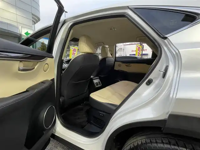 レクサス ＮＸ 300h バージョンL 東京都 2014(平26)年 4.9万km ソニッククォーツ ワンオーナー/プリクラッシュセーフティーシステムセット/・プリクラッシュセーフティーシステム/・レーダークルーズコントロール/HUD付レーンディパーチャーアシストセット/・レーンディパーチャーアラート/・オートマチックハイビーム/5本スポーク切削光輝18インチホイール/ルーフレール/バックカメラ/サイドカメラ/パワーバックドア/ドライブモードセレクト/三眼LED/革巻きステアリング/ステアリングヒーター/パドルシフト/レザーシート/シートヒーター(運転席＆助手席)/シートベンチレーション(運転席＆助手席)/パワーシート(運転席＆助手席)/メモリーシート(運転席)/AC100V電源/保証書/取扱説明書/スペアキー×2