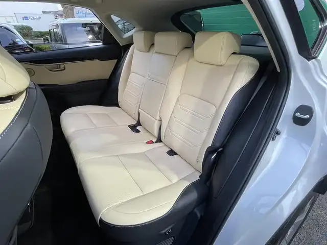 レクサス ＮＸ 300h バージョンL 東京都 2014(平26)年 4.9万km ソニッククォーツ ワンオーナー/プリクラッシュセーフティーシステムセット/・プリクラッシュセーフティーシステム/・レーダークルーズコントロール/HUD付レーンディパーチャーアシストセット/・レーンディパーチャーアラート/・オートマチックハイビーム/5本スポーク切削光輝18インチホイール/ルーフレール/バックカメラ/サイドカメラ/パワーバックドア/ドライブモードセレクト/三眼LED/革巻きステアリング/ステアリングヒーター/パドルシフト/レザーシート/シートヒーター(運転席＆助手席)/シートベンチレーション(運転席＆助手席)/パワーシート(運転席＆助手席)/メモリーシート(運転席)/AC100V電源/保証書/取扱説明書/スペアキー×2