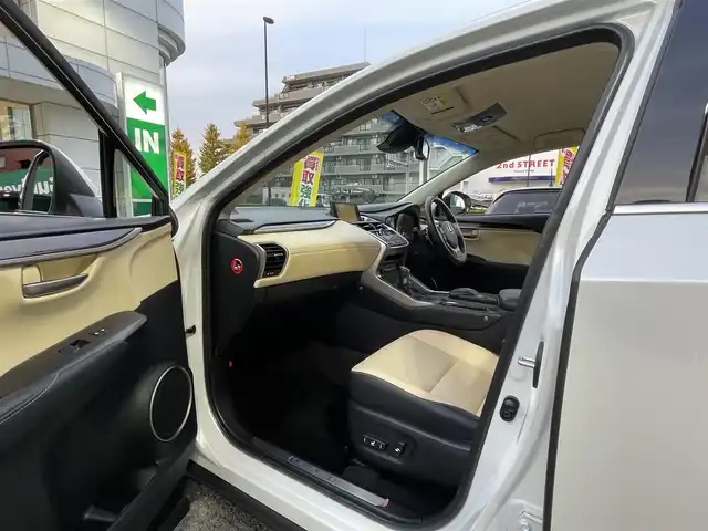 レクサス ＮＸ 300h バージョンL 東京都 2014(平26)年 4.9万km ソニッククォーツ ワンオーナー/プリクラッシュセーフティーシステムセット/・プリクラッシュセーフティーシステム/・レーダークルーズコントロール/HUD付レーンディパーチャーアシストセット/・レーンディパーチャーアラート/・オートマチックハイビーム/5本スポーク切削光輝18インチホイール/ルーフレール/バックカメラ/サイドカメラ/パワーバックドア/ドライブモードセレクト/三眼LED/革巻きステアリング/ステアリングヒーター/パドルシフト/レザーシート/シートヒーター(運転席＆助手席)/シートベンチレーション(運転席＆助手席)/パワーシート(運転席＆助手席)/メモリーシート(運転席)/AC100V電源/保証書/取扱説明書/スペアキー×2