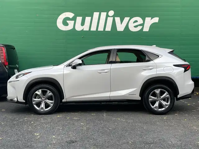レクサス ＮＸ 300h バージョンL 東京都 2014(平26)年 4.9万km ソニッククォーツ ワンオーナー/プリクラッシュセーフティーシステムセット/・プリクラッシュセーフティーシステム/・レーダークルーズコントロール/HUD付レーンディパーチャーアシストセット/・レーンディパーチャーアラート/・オートマチックハイビーム/5本スポーク切削光輝18インチホイール/ルーフレール/バックカメラ/サイドカメラ/パワーバックドア/ドライブモードセレクト/三眼LED/革巻きステアリング/ステアリングヒーター/パドルシフト/レザーシート/シートヒーター(運転席＆助手席)/シートベンチレーション(運転席＆助手席)/パワーシート(運転席＆助手席)/メモリーシート(運転席)/AC100V電源/保証書/取扱説明書/スペアキー×2