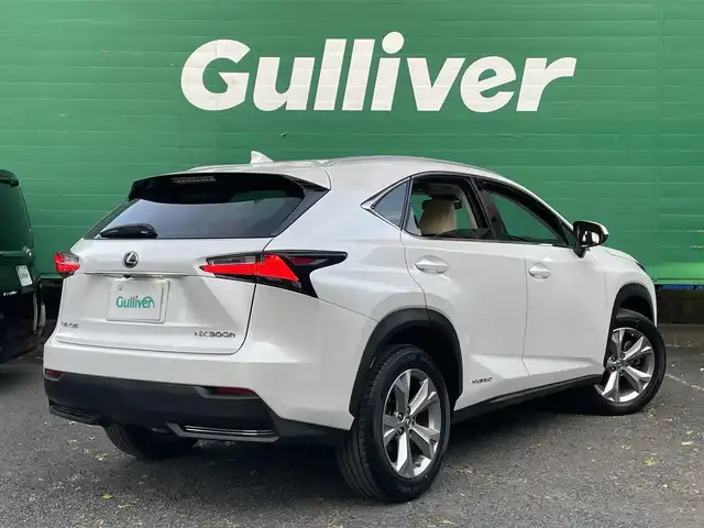 レクサス ＮＸ 300h バージョンL 東京都 2014(平26)年 4.9万km ソニッククォーツ ワンオーナー/プリクラッシュセーフティーシステムセット/・プリクラッシュセーフティーシステム/・レーダークルーズコントロール/HUD付レーンディパーチャーアシストセット/・レーンディパーチャーアラート/・オートマチックハイビーム/5本スポーク切削光輝18インチホイール/ルーフレール/バックカメラ/サイドカメラ/パワーバックドア/ドライブモードセレクト/三眼LED/革巻きステアリング/ステアリングヒーター/パドルシフト/レザーシート/シートヒーター(運転席＆助手席)/シートベンチレーション(運転席＆助手席)/パワーシート(運転席＆助手席)/メモリーシート(運転席)/AC100V電源/保証書/取扱説明書/スペアキー×2