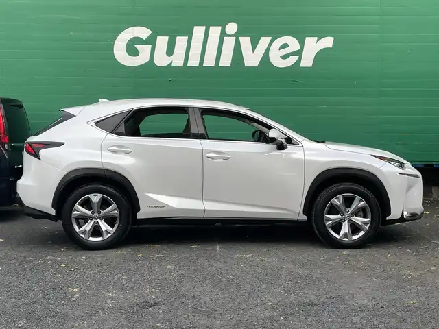 レクサス ＮＸ 300h バージョンL 東京都 2014(平26)年 4.9万km ソニッククォーツ ワンオーナー/プリクラッシュセーフティーシステムセット/・プリクラッシュセーフティーシステム/・レーダークルーズコントロール/HUD付レーンディパーチャーアシストセット/・レーンディパーチャーアラート/・オートマチックハイビーム/5本スポーク切削光輝18インチホイール/ルーフレール/バックカメラ/サイドカメラ/パワーバックドア/ドライブモードセレクト/三眼LED/革巻きステアリング/ステアリングヒーター/パドルシフト/レザーシート/シートヒーター(運転席＆助手席)/シートベンチレーション(運転席＆助手席)/パワーシート(運転席＆助手席)/メモリーシート(運転席)/AC100V電源/保証書/取扱説明書/スペアキー×2