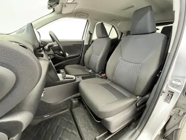 トヨタ ヤリスクロス ハイブリッド G 滋賀県 2023(令5)年 3.8万km シルバーメタリック 【登録・DNクレーム無効】/純正8インチナビ/Bluetooth/USB/MirrorCast/バックカメラ/セーフティセンス/・プリクラッシュセーフティ/・レーントレーシングアシスト/・レーダークルーズコントロール/・オートマチックハイビーム/・ロードサインアシスト/ドライブレコーダー/LEDヘッドライト/オートライト/電子パーキングサポート/オートホールド/プッシュスタート/スマートキー/純正フロアマット