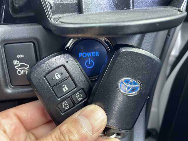 トヨタ ノア ハイブリッド Si 岐阜県 2017(平29)年 5.2万km ホワイトパールクリスタルシャイン BLITZ車高調/純正９インチナビ　NSZT-Y66T/CD/DVD/Blutooth/フルセグTV/純正フリップダウンモニター/バックカメラ/衝突軽減ブレーキ/レーンキープアシスト/先行車発進通知/クルーズコントロール/両側パワースライドドア/オートLEDヘッドライト/オートハイビーム/ミラー型前後ドラレコ/運・助シートヒーター/ETC/スマートキー×２/純正１６インチアルミホイール