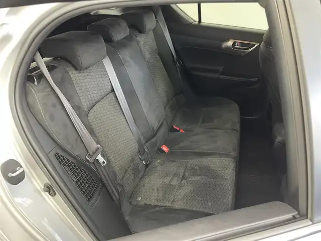 レクサス ＣＴ 200h Fスポーツ 埼玉県 2015(平27)年 2.6万km プラチナムシルバーメタリック 純正ナビ/純正17inＡＷ　/スウェード生地シート　/D/N席シートヒーター　/パドルシフト　/モード切替　/パワーシート　/ワンセグＴＶ　/ＢＴ　/ＣＤ　/バックカメラ　　/スペアキー　/ドラレコ　/クルコン　/ＡＡＣ　/ＬＥＤヘッドライト