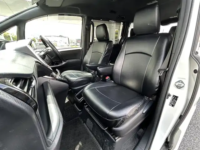 トヨタ ヴォクシー ハイブリッド ZS 福岡県 2017(平29)年 9.3万km ホワイトパールクリスタルシャイン ワンオーナー/エアロ（サイド）/純正10インチメモリナビ【NSZN-Z66T】/　（AM/FM/HDMI/Bluetooth/フルセグTV）/バックカメラ/純正12インチフリップダウンモニター　リモコン付き【V12T-R66C】/トヨタセーフティーセンス/・プリクラッシュセーフティー/・レーントレーシングサポート/・レーンディパーチャーアラート/・クルーズコントロール/・オートマチックハイビーム/・車両接近通報装置/・横滑り防止装置/・先行者発進アラーム/両側パワースライドドア/純正16インチアルミホイール/シートヒーター/黒色レザー調シートカバー/ビルトインETC/オートライト/フロントフォグランプ/盗難防止装置/電格ミラー/ドアバイザー/プッシュスタート/純正フロアマット/ISOFIX/2.1A電源プラグ×2/スペアキー×1/保証書/取扱説明書/ナビ取扱説明書