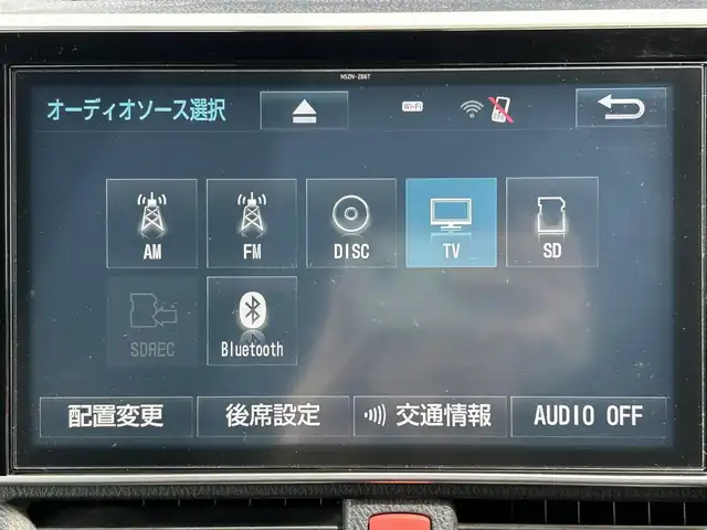 トヨタ ヴォクシー ハイブリッド ZS 福岡県 2017(平29)年 9.3万km ホワイトパールクリスタルシャイン ワンオーナー/エアロ（サイド）/純正10インチメモリナビ【NSZN-Z66T】/　（AM/FM/HDMI/Bluetooth/フルセグTV）/バックカメラ/純正12インチフリップダウンモニター　リモコン付き【V12T-R66C】/トヨタセーフティーセンス/・プリクラッシュセーフティー/・レーントレーシングサポート/・レーンディパーチャーアラート/・クルーズコントロール/・オートマチックハイビーム/・車両接近通報装置/・横滑り防止装置/・先行者発進アラーム/両側パワースライドドア/純正16インチアルミホイール/シートヒーター/黒色レザー調シートカバー/ビルトインETC/オートライト/フロントフォグランプ/盗難防止装置/電格ミラー/ドアバイザー/プッシュスタート/純正フロアマット/ISOFIX/2.1A電源プラグ×2/スペアキー×1/保証書/取扱説明書/ナビ取扱説明書