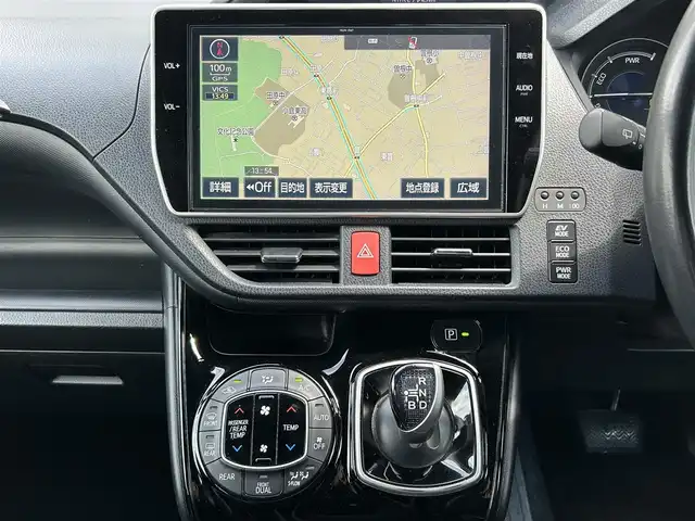 トヨタ ヴォクシー ハイブリッド ZS 福岡県 2017(平29)年 9.3万km ホワイトパールクリスタルシャイン ワンオーナー/エアロ（サイド）/純正10インチメモリナビ【NSZN-Z66T】/　（AM/FM/HDMI/Bluetooth/フルセグTV）/バックカメラ/純正12インチフリップダウンモニター　リモコン付き【V12T-R66C】/トヨタセーフティーセンス/・プリクラッシュセーフティー/・レーントレーシングサポート/・レーンディパーチャーアラート/・クルーズコントロール/・オートマチックハイビーム/・車両接近通報装置/・横滑り防止装置/・先行者発進アラーム/両側パワースライドドア/純正16インチアルミホイール/シートヒーター/黒色レザー調シートカバー/ビルトインETC/オートライト/フロントフォグランプ/盗難防止装置/電格ミラー/ドアバイザー/プッシュスタート/純正フロアマット/ISOFIX/2.1A電源プラグ×2/スペアキー×1/保証書/取扱説明書/ナビ取扱説明書
