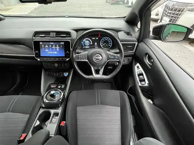 日産 リーフ X Vセレクション 東京都 2022(令4)年 5.3万km スーパーブラック 純正9インチSDナビ/【フルセグ/BTオーディオ】/アラウンドビューモニター/アダクティブクルーズコントロール/プロパイロット/インテリジェントエマージェンシーブレーキ/車線逸脱警報機能/進入禁止標識検知/デジタルインナーミラー/ステアリングヒーター/前席シートヒーター/ETC2.0/ドライブレコーダー/LEDヘッドランプ/充電ケーブル/スペアキー×1/取扱説明書/保証書