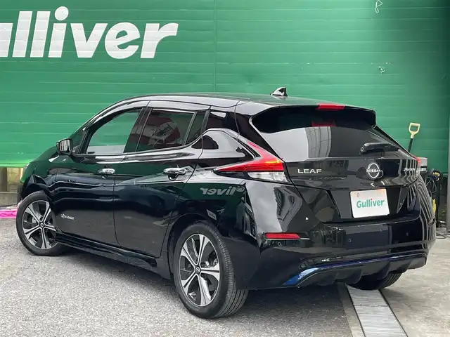 日産 リーフ X Vセレクション 東京都 2022(令4)年 5.3万km スーパーブラック 純正9インチSDナビ/【フルセグ/BTオーディオ】/アラウンドビューモニター/アダクティブクルーズコントロール/プロパイロット/インテリジェントエマージェンシーブレーキ/車線逸脱警報機能/進入禁止標識検知/デジタルインナーミラー/ステアリングヒーター/前席シートヒーター/ETC2.0/ドライブレコーダー/LEDヘッドランプ/充電ケーブル/スペアキー×1/取扱説明書/保証書