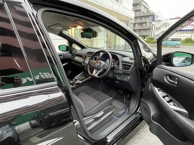日産 リーフ X Vセレクション 東京都 2022(令4)年 5.3万km スーパーブラック 純正9インチSDナビ/【フルセグ/BTオーディオ】/アラウンドビューモニター/アダクティブクルーズコントロール/プロパイロット/インテリジェントエマージェンシーブレーキ/車線逸脱警報機能/進入禁止標識検知/デジタルインナーミラー/ステアリングヒーター/前席シートヒーター/ETC2.0/ドライブレコーダー/LEDヘッドランプ/充電ケーブル/スペアキー×1/取扱説明書/保証書