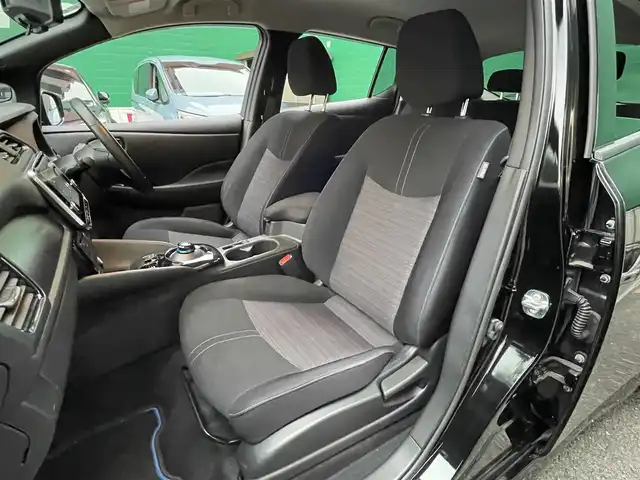 日産 リーフ X Vセレクション 東京都 2022(令4)年 5.3万km スーパーブラック 純正9インチSDナビ/【フルセグ/BTオーディオ】/アラウンドビューモニター/アダクティブクルーズコントロール/プロパイロット/インテリジェントエマージェンシーブレーキ/車線逸脱警報機能/進入禁止標識検知/デジタルインナーミラー/ステアリングヒーター/前席シートヒーター/ETC2.0/ドライブレコーダー/LEDヘッドランプ/充電ケーブル/スペアキー×1/取扱説明書/保証書