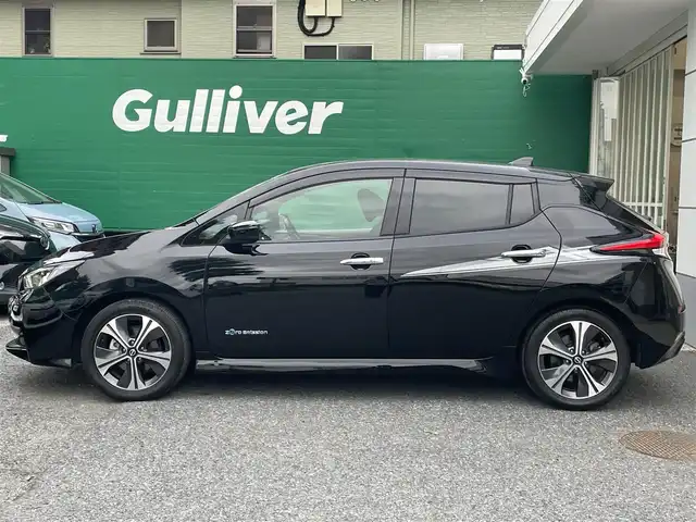日産 リーフ X Vセレクション 東京都 2022(令4)年 5.3万km スーパーブラック 純正9インチSDナビ/【フルセグ/BTオーディオ】/アラウンドビューモニター/アダクティブクルーズコントロール/プロパイロット/インテリジェントエマージェンシーブレーキ/車線逸脱警報機能/進入禁止標識検知/デジタルインナーミラー/ステアリングヒーター/前席シートヒーター/ETC2.0/ドライブレコーダー/LEDヘッドランプ/充電ケーブル/スペアキー×1/取扱説明書/保証書