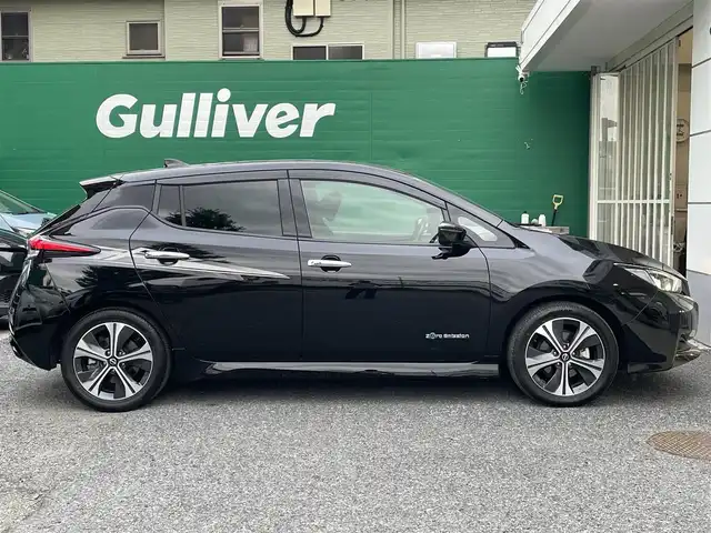 日産 リーフ X Vセレクション 東京都 2022(令4)年 5.3万km スーパーブラック 純正9インチSDナビ/【フルセグ/BTオーディオ】/アラウンドビューモニター/アダクティブクルーズコントロール/プロパイロット/インテリジェントエマージェンシーブレーキ/車線逸脱警報機能/進入禁止標識検知/デジタルインナーミラー/ステアリングヒーター/前席シートヒーター/ETC2.0/ドライブレコーダー/LEDヘッドランプ/充電ケーブル/スペアキー×1/取扱説明書/保証書