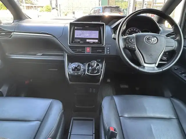 トヨタ エスクァイア ハイブリッド Gi ブラックテーラード 愛知県 2016(平28)年 5.7万km ブラック 社外８V型ナビ【Bluetooth CD DVD SD フルセグ 品番：AVIC-RL99】/ETC/バックカメラ/両側パワースライドドア/クルーズコントロール/衝突軽減ブレーキ/車両接近通報装置/レーンキープアシスト/先行車発信告知/前後コーナーセンサー/オートライト/オートマチックハイビーム/フォグランプ/ナノイー/ステアリングリモコン/合皮シート/前席シートヒーター/ウォークスルー/ドアバイザー/オート電動格納ドアミラー/純正フロアマット/禁煙車