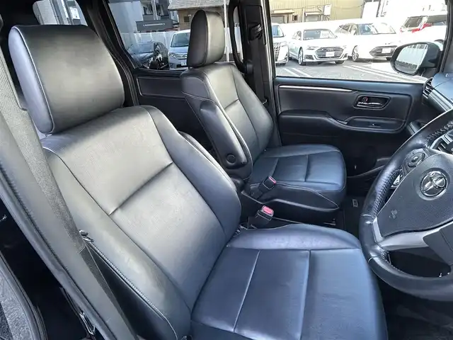 トヨタ エスクァイア ハイブリッド Gi ブラックテーラード 愛知県 2016(平28)年 5.7万km ブラック 社外８V型ナビ【Bluetooth CD DVD SD フルセグ 品番：AVIC-RL99】/ETC/バックカメラ/両側パワースライドドア/クルーズコントロール/衝突軽減ブレーキ/車両接近通報装置/レーンキープアシスト/先行車発信告知/前後コーナーセンサー/オートライト/オートマチックハイビーム/フォグランプ/ナノイー/ステアリングリモコン/合皮シート/前席シートヒーター/ウォークスルー/ドアバイザー/オート電動格納ドアミラー/純正フロアマット/禁煙車