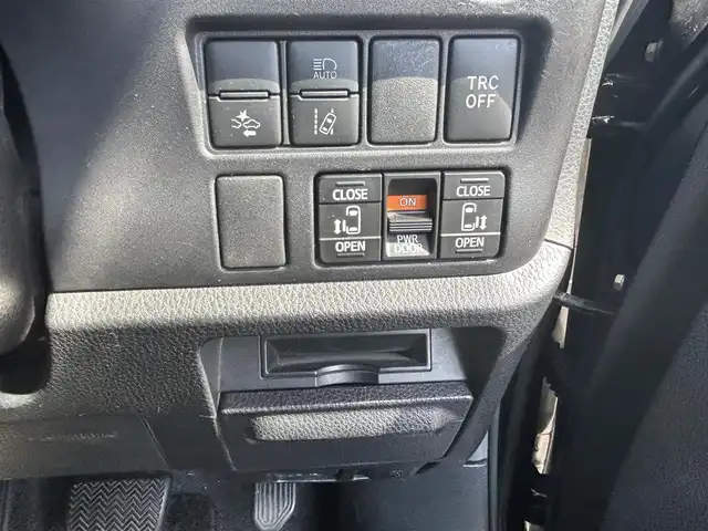 トヨタ エスクァイア ハイブリッド Gi ブラックテーラード 愛知県 2016(平28)年 5.7万km ブラック 社外８V型ナビ【Bluetooth CD DVD SD フルセグ 品番：AVIC-RL99】/ETC/バックカメラ/両側パワースライドドア/クルーズコントロール/衝突軽減ブレーキ/車両接近通報装置/レーンキープアシスト/先行車発信告知/前後コーナーセンサー/オートライト/オートマチックハイビーム/フォグランプ/ナノイー/ステアリングリモコン/合皮シート/前席シートヒーター/ウォークスルー/ドアバイザー/オート電動格納ドアミラー/純正フロアマット/禁煙車