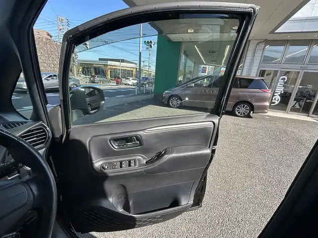 トヨタ エスクァイア ハイブリッド Gi ブラックテーラード 愛知県 2016(平28)年 5.7万km ブラック 社外８V型ナビ【Bluetooth CD DVD SD フルセグ 品番：AVIC-RL99】/ETC/バックカメラ/両側パワースライドドア/クルーズコントロール/衝突軽減ブレーキ/車両接近通報装置/レーンキープアシスト/先行車発信告知/前後コーナーセンサー/オートライト/オートマチックハイビーム/フォグランプ/ナノイー/ステアリングリモコン/合皮シート/前席シートヒーター/ウォークスルー/ドアバイザー/オート電動格納ドアミラー/純正フロアマット/禁煙車