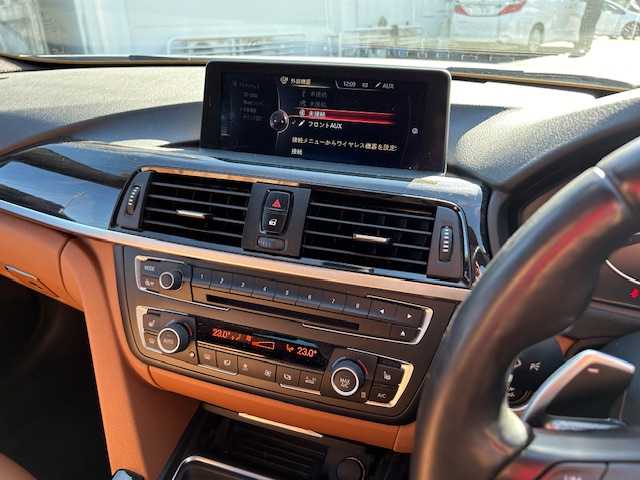 ＢＭＷ ３２０ｄ Mスポーツ 東京都 2015(平27)年 4.7万km ミネラルホワイト 純正HDDナビ【AM/FM/BT/CD/DVD】/ヘッドアップディスプレイ/アクティブクルーズコントロール/バックカメラ/横滑り防止装置/レーンキープアシスト/パワーシート【運転席側+助手席側】/シートヒーター【運転席側+助手席側】/オートマチックハイビーム/USB入力端子/純正ETC/純正19インチAW/レザーシート/保証書/取扱説明書/スペアキー×1