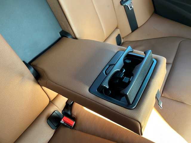 ＢＭＷ ３２０ｄ Mスポーツ 東京都 2015(平27)年 4.7万km ミネラルホワイト 純正HDDナビ【AM/FM/BT/CD/DVD】/ヘッドアップディスプレイ/アクティブクルーズコントロール/バックカメラ/横滑り防止装置/レーンキープアシスト/パワーシート【運転席側+助手席側】/シートヒーター【運転席側+助手席側】/オートマチックハイビーム/USB入力端子/純正ETC/純正19インチAW/レザーシート/保証書/取扱説明書/スペアキー×1