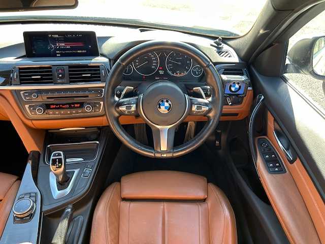 ＢＭＷ ３２０ｄ Mスポーツ 東京都 2015(平27)年 4.7万km ミネラルホワイト 純正HDDナビ【AM/FM/BT/CD/DVD】/ヘッドアップディスプレイ/アクティブクルーズコントロール/バックカメラ/横滑り防止装置/レーンキープアシスト/パワーシート【運転席側+助手席側】/シートヒーター【運転席側+助手席側】/オートマチックハイビーム/USB入力端子/純正ETC/純正19インチAW/レザーシート/保証書/取扱説明書/スペアキー×1