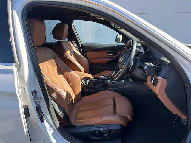 ＢＭＷ ３２０ｄ Mスポーツ 東京都 2015(平27)年 4.7万km ミネラルホワイト 純正HDDナビ【AM/FM/BT/CD/DVD】/ヘッドアップディスプレイ/アクティブクルーズコントロール/バックカメラ/横滑り防止装置/レーンキープアシスト/パワーシート【運転席側+助手席側】/シートヒーター【運転席側+助手席側】/オートマチックハイビーム/USB入力端子/純正ETC/純正19インチAW/レザーシート/保証書/取扱説明書/スペアキー×1