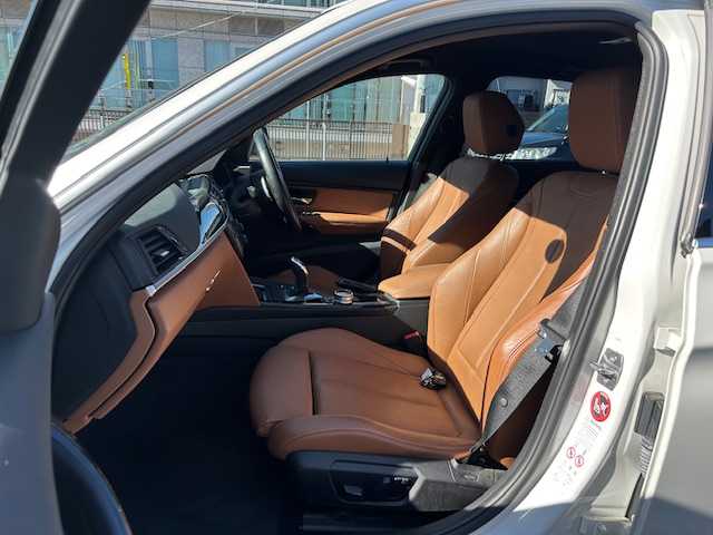 ＢＭＷ ３２０ｄ Mスポーツ 東京都 2015(平27)年 4.7万km ミネラルホワイト 純正HDDナビ【AM/FM/BT/CD/DVD】/ヘッドアップディスプレイ/アクティブクルーズコントロール/バックカメラ/横滑り防止装置/レーンキープアシスト/パワーシート【運転席側+助手席側】/シートヒーター【運転席側+助手席側】/オートマチックハイビーム/USB入力端子/純正ETC/純正19インチAW/レザーシート/保証書/取扱説明書/スペアキー×1