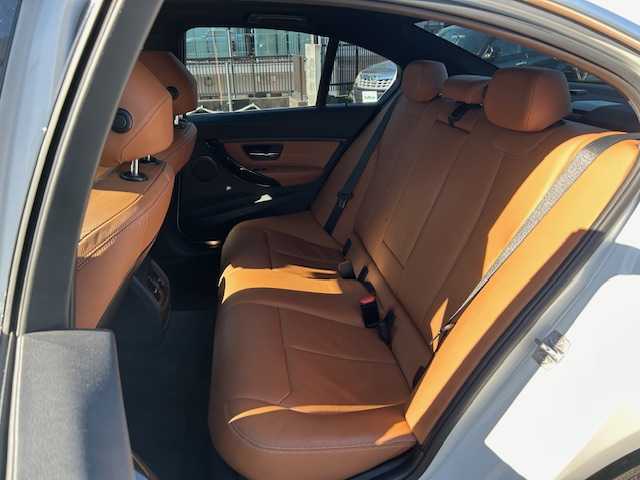 ＢＭＷ ３２０ｄ Mスポーツ 東京都 2015(平27)年 4.7万km ミネラルホワイト 純正HDDナビ【AM/FM/BT/CD/DVD】/ヘッドアップディスプレイ/アクティブクルーズコントロール/バックカメラ/横滑り防止装置/レーンキープアシスト/パワーシート【運転席側+助手席側】/シートヒーター【運転席側+助手席側】/オートマチックハイビーム/USB入力端子/純正ETC/純正19インチAW/レザーシート/保証書/取扱説明書/スペアキー×1