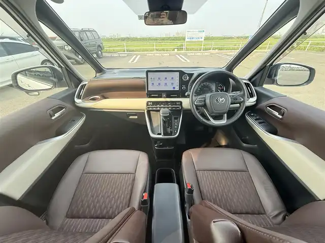 トヨタ ノア Z 佐賀県 2022(令4)年 5万km ホワイトパールクリスタルシャイン 10.5インチHDディスプレイオーディオ（コネクティッドナビ対応）Plus/・フルセグTV/AM/FM/Bluetooth/CD/DVD/HDMI//・Apple Car Play/Android Auto//13.2型有機ELフリップダウンモニター/メーカーOPユニバーサルステップ/両側パワースライドドア/茶革ハーフレザーシート/シートヒーター/TVキャンセラー/純正LEDヘッドライト/オートマチックハイビーム/スマートキー/スペアキー1本/フロアMTモード付/ETC/トヨタセーフティーセンス/・プリクラッシュセーフティー/・レーンディパーチャーアラート/・レーントレーシングアシスト/・前方車発進お知らせ機能/・レーダークルーズコントロール/・コーナーセンサー
