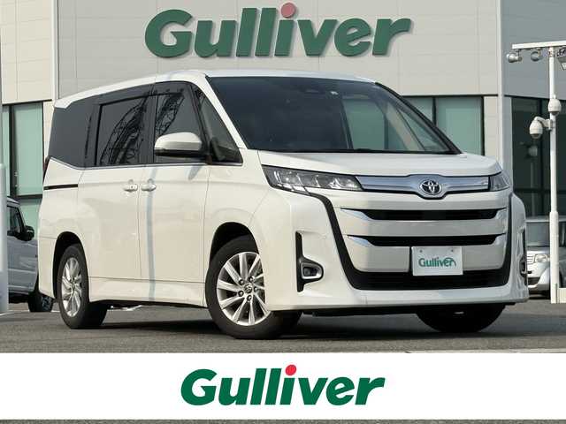 トヨタ ノア Z 佐賀県 2022(令4)年 5万km ホワイトパールクリスタルシャイン 10.5インチHDディスプレイオーディオ（コネクティッドナビ対応）Plus/・フルセグTV/AM/FM/Bluetooth/CD/DVD/HDMI//・Apple Car Play/Android Auto//13.2型有機ELフリップダウンモニター/メーカーOPユニバーサルステップ/両側パワースライドドア/茶革ハーフレザーシート/シートヒーター/TVキャンセラー/純正LEDヘッドライト/オートマチックハイビーム/スマートキー/スペアキー1本/フロアMTモード付/ETC/トヨタセーフティーセンス/・プリクラッシュセーフティー/・レーンディパーチャーアラート/・レーントレーシングアシスト/・前方車発進お知らせ機能/・レーダークルーズコントロール/・コーナーセンサー