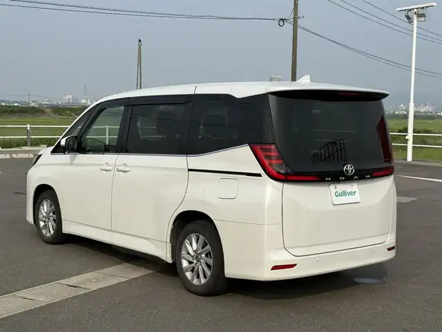トヨタ ノア Z 佐賀県 2022(令4)年 5万km ホワイトパールクリスタルシャイン 10.5インチHDディスプレイオーディオ（コネクティッドナビ対応）Plus/・フルセグTV/AM/FM/Bluetooth/CD/DVD/HDMI//・Apple Car Play/Android Auto//13.2型有機ELフリップダウンモニター/メーカーOPユニバーサルステップ/両側パワースライドドア/茶革ハーフレザーシート/シートヒーター/TVキャンセラー/純正LEDヘッドライト/オートマチックハイビーム/スマートキー/スペアキー1本/フロアMTモード付/ETC/トヨタセーフティーセンス/・プリクラッシュセーフティー/・レーンディパーチャーアラート/・レーントレーシングアシスト/・前方車発進お知らせ機能/・レーダークルーズコントロール/・コーナーセンサー