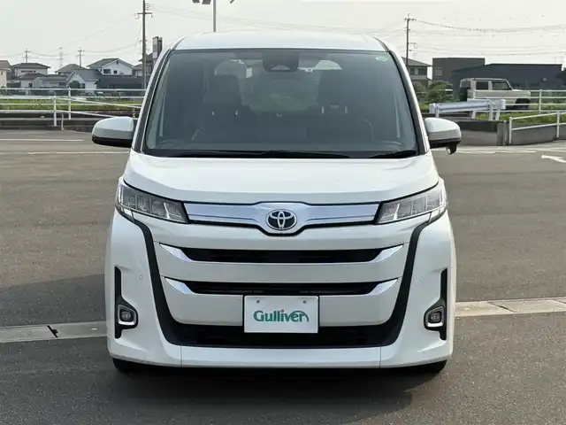 トヨタ ノア Z 佐賀県 2022(令4)年 5万km ホワイトパールクリスタルシャイン 10.5インチHDディスプレイオーディオ（コネクティッドナビ対応）Plus/・フルセグTV/AM/FM/Bluetooth/CD/DVD/HDMI//・Apple Car Play/Android Auto//13.2型有機ELフリップダウンモニター/メーカーOPユニバーサルステップ/両側パワースライドドア/茶革ハーフレザーシート/シートヒーター/TVキャンセラー/純正LEDヘッドライト/オートマチックハイビーム/スマートキー/スペアキー1本/フロアMTモード付/ETC/トヨタセーフティーセンス/・プリクラッシュセーフティー/・レーンディパーチャーアラート/・レーントレーシングアシスト/・前方車発進お知らせ機能/・レーダークルーズコントロール/・コーナーセンサー