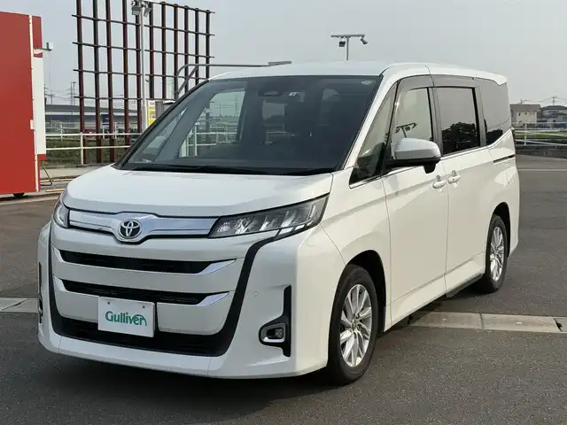 トヨタ ノア Z 佐賀県 2022(令4)年 5万km ホワイトパールクリスタルシャイン 10.5インチHDディスプレイオーディオ（コネクティッドナビ対応）Plus/・フルセグTV/AM/FM/Bluetooth/CD/DVD/HDMI//・Apple Car Play/Android Auto//13.2型有機ELフリップダウンモニター/メーカーOPユニバーサルステップ/両側パワースライドドア/茶革ハーフレザーシート/シートヒーター/TVキャンセラー/純正LEDヘッドライト/オートマチックハイビーム/スマートキー/スペアキー1本/フロアMTモード付/ETC/トヨタセーフティーセンス/・プリクラッシュセーフティー/・レーンディパーチャーアラート/・レーントレーシングアシスト/・前方車発進お知らせ機能/・レーダークルーズコントロール/・コーナーセンサー