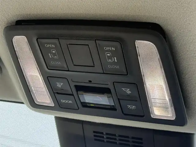 トヨタ ノア Z 佐賀県 2022(令4)年 5万km ホワイトパールクリスタルシャイン 10.5インチHDディスプレイオーディオ（コネクティッドナビ対応）Plus/・フルセグTV/AM/FM/Bluetooth/CD/DVD/HDMI//・Apple Car Play/Android Auto//13.2型有機ELフリップダウンモニター/メーカーOPユニバーサルステップ/両側パワースライドドア/茶革ハーフレザーシート/シートヒーター/TVキャンセラー/純正LEDヘッドライト/オートマチックハイビーム/スマートキー/スペアキー1本/フロアMTモード付/ETC/トヨタセーフティーセンス/・プリクラッシュセーフティー/・レーンディパーチャーアラート/・レーントレーシングアシスト/・前方車発進お知らせ機能/・レーダークルーズコントロール/・コーナーセンサー