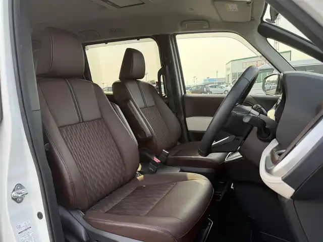 トヨタ ノア Z 佐賀県 2022(令4)年 5万km ホワイトパールクリスタルシャイン 10.5インチHDディスプレイオーディオ（コネクティッドナビ対応）Plus/・フルセグTV/AM/FM/Bluetooth/CD/DVD/HDMI//・Apple Car Play/Android Auto//13.2型有機ELフリップダウンモニター/メーカーOPユニバーサルステップ/両側パワースライドドア/茶革ハーフレザーシート/シートヒーター/TVキャンセラー/純正LEDヘッドライト/オートマチックハイビーム/スマートキー/スペアキー1本/フロアMTモード付/ETC/トヨタセーフティーセンス/・プリクラッシュセーフティー/・レーンディパーチャーアラート/・レーントレーシングアシスト/・前方車発進お知らせ機能/・レーダークルーズコントロール/・コーナーセンサー