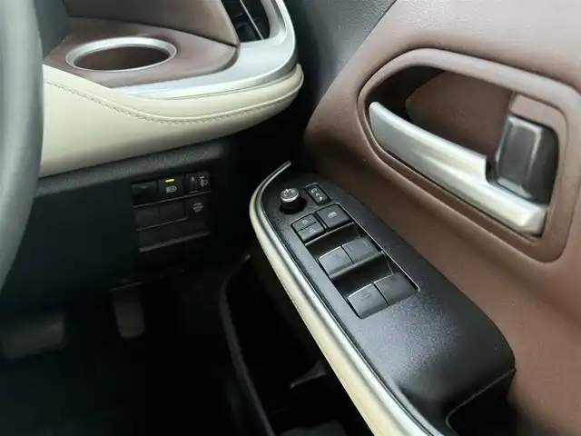 トヨタ ノア Z 佐賀県 2022(令4)年 5万km ホワイトパールクリスタルシャイン 10.5インチHDディスプレイオーディオ（コネクティッドナビ対応）Plus/・フルセグTV/AM/FM/Bluetooth/CD/DVD/HDMI//・Apple Car Play/Android Auto//13.2型有機ELフリップダウンモニター/メーカーOPユニバーサルステップ/両側パワースライドドア/茶革ハーフレザーシート/シートヒーター/TVキャンセラー/純正LEDヘッドライト/オートマチックハイビーム/スマートキー/スペアキー1本/フロアMTモード付/ETC/トヨタセーフティーセンス/・プリクラッシュセーフティー/・レーンディパーチャーアラート/・レーントレーシングアシスト/・前方車発進お知らせ機能/・レーダークルーズコントロール/・コーナーセンサー
