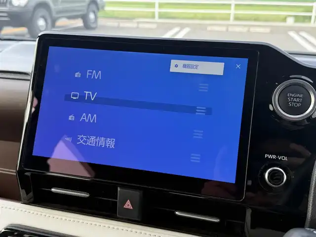 トヨタ ノア Z 佐賀県 2022(令4)年 5万km ホワイトパールクリスタルシャイン 10.5インチHDディスプレイオーディオ（コネクティッドナビ対応）Plus/・フルセグTV/AM/FM/Bluetooth/CD/DVD/HDMI//・Apple Car Play/Android Auto//13.2型有機ELフリップダウンモニター/メーカーOPユニバーサルステップ/両側パワースライドドア/茶革ハーフレザーシート/シートヒーター/TVキャンセラー/純正LEDヘッドライト/オートマチックハイビーム/スマートキー/スペアキー1本/フロアMTモード付/ETC/トヨタセーフティーセンス/・プリクラッシュセーフティー/・レーンディパーチャーアラート/・レーントレーシングアシスト/・前方車発進お知らせ機能/・レーダークルーズコントロール/・コーナーセンサー