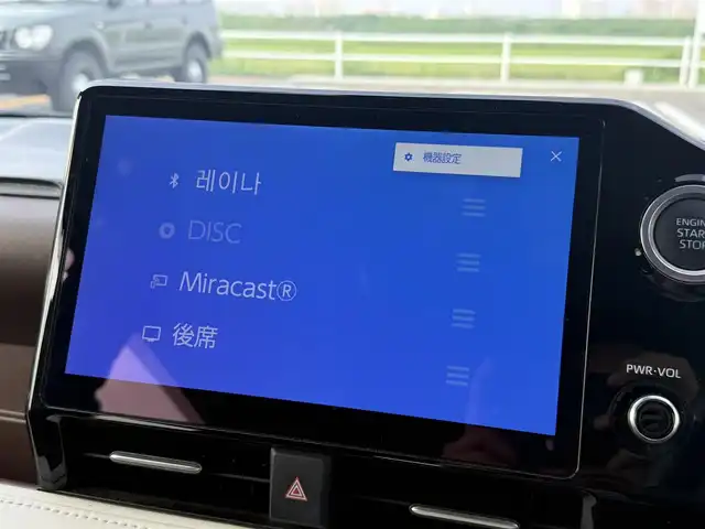 トヨタ ノア Z 佐賀県 2022(令4)年 5万km ホワイトパールクリスタルシャイン 10.5インチHDディスプレイオーディオ（コネクティッドナビ対応）Plus/・フルセグTV/AM/FM/Bluetooth/CD/DVD/HDMI//・Apple Car Play/Android Auto//13.2型有機ELフリップダウンモニター/メーカーOPユニバーサルステップ/両側パワースライドドア/茶革ハーフレザーシート/シートヒーター/TVキャンセラー/純正LEDヘッドライト/オートマチックハイビーム/スマートキー/スペアキー1本/フロアMTモード付/ETC/トヨタセーフティーセンス/・プリクラッシュセーフティー/・レーンディパーチャーアラート/・レーントレーシングアシスト/・前方車発進お知らせ機能/・レーダークルーズコントロール/・コーナーセンサー