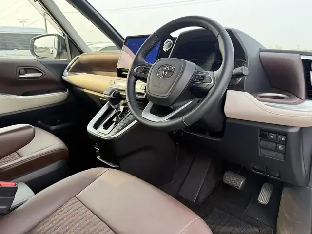 トヨタ ノア Z 佐賀県 2022(令4)年 5万km ホワイトパールクリスタルシャイン 10.5インチHDディスプレイオーディオ（コネクティッドナビ対応）Plus/・フルセグTV/AM/FM/Bluetooth/CD/DVD/HDMI//・Apple Car Play/Android Auto//13.2型有機ELフリップダウンモニター/メーカーOPユニバーサルステップ/両側パワースライドドア/茶革ハーフレザーシート/シートヒーター/TVキャンセラー/純正LEDヘッドライト/オートマチックハイビーム/スマートキー/スペアキー1本/フロアMTモード付/ETC/トヨタセーフティーセンス/・プリクラッシュセーフティー/・レーンディパーチャーアラート/・レーントレーシングアシスト/・前方車発進お知らせ機能/・レーダークルーズコントロール/・コーナーセンサー