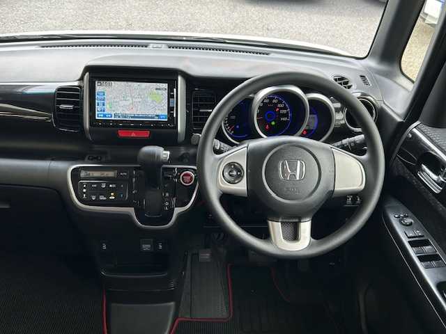 ホンダ Ｎ ＢＯＸ カスタム SSパッケージ 神奈川県 2014(平26)年 8.1万km プレミアムホワイトパール ●Ｃｕｓｔｏｍ　ＳＳパッケージ/●4WD/●ギャザーズナビ/CD /DVD /BT /SD /地デジ/●バックカメラ/●ETC2.0/●両側パワースライドドア/●シートヒーター（運転席/助手席）/●あんしんパッケージ/シティブレーキアクティブシステム/前席用i-サイドエアバッグシステム/サイドカーテンエアバッグシステム/●ピアノブラック調インパネガーニッシュ/●クロームメッキ・セレクトレバーボタン/●オーディオリモートコントロールスイッチ/●14インチアルミホイール/●HIDヘッドライト/●フォグライト/●ドアミラーウインカー/●VSA（ABS＋TCS＋横すべり抑制）/●エマージェンシーストップシグナル/●ヒルスタートアシスト機能/●アイドリングストップ/●ECONスイッチ/●運転席ハイトアジャスター/●スマートキー2個/●保証書/●取扱説明書