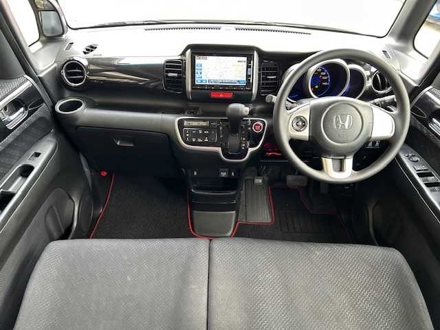ホンダ Ｎ ＢＯＸ 2トーン カスタム SSパッケージ 道央・札幌 2014(平26)年 8.1万km プレミアムホワイトパール ●Ｃｕｓｔｏｍ　ＳＳパッケージ/●4WD/●ギャザーズナビ/CD /DVD /BT /SD /地デジ/●バックカメラ/●ETC2.0/●両側パワースライドドア/●シートヒーター（運転席/助手席）/●あんしんパッケージ/シティブレーキアクティブシステム/前席用i-サイドエアバッグシステム/サイドカーテンエアバッグシステム/●ピアノブラック調インパネガーニッシュ/●クロームメッキ・セレクトレバーボタン/●オーディオリモートコントロールスイッチ/●14インチアルミホイール/●HIDヘッドライト/●フォグライト/●ドアミラーウインカー/●VSA（ABS＋TCS＋横すべり抑制）/●エマージェンシーストップシグナル/●ヒルスタートアシスト機能/●アイドリングストップ/●ECONスイッチ/●運転席ハイトアジャスター/●スマートキー2個/●保証書/●取扱説明書