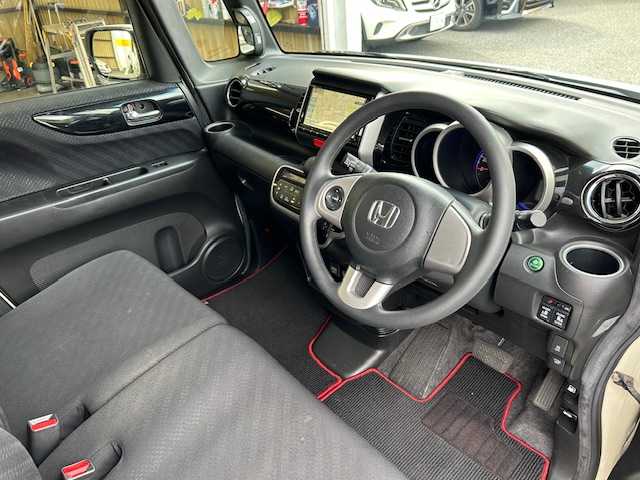 ホンダ Ｎ ＢＯＸ 2トーン カスタム SSパッケージ 道央・札幌 2014(平26)年 8.1万km プレミアムホワイトパール ●Ｃｕｓｔｏｍ　ＳＳパッケージ/●4WD/●ギャザーズナビ/CD /DVD /BT /SD /地デジ/●バックカメラ/●ETC2.0/●両側パワースライドドア/●シートヒーター（運転席/助手席）/●あんしんパッケージ/シティブレーキアクティブシステム/前席用i-サイドエアバッグシステム/サイドカーテンエアバッグシステム/●ピアノブラック調インパネガーニッシュ/●クロームメッキ・セレクトレバーボタン/●オーディオリモートコントロールスイッチ/●14インチアルミホイール/●HIDヘッドライト/●フォグライト/●ドアミラーウインカー/●VSA（ABS＋TCS＋横すべり抑制）/●エマージェンシーストップシグナル/●ヒルスタートアシスト機能/●アイドリングストップ/●ECONスイッチ/●運転席ハイトアジャスター/●スマートキー2個/●保証書/●取扱説明書