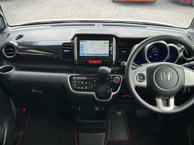 ホンダ Ｎ ＢＯＸ 2トーン カスタム SSパッケージ 道央・札幌 2014(平26)年 8.1万km プレミアムホワイトパール ●Ｃｕｓｔｏｍ　ＳＳパッケージ/●4WD/●ギャザーズナビ/CD /DVD /BT /SD /地デジ/●バックカメラ/●ETC2.0/●両側パワースライドドア/●シートヒーター（運転席/助手席）/●あんしんパッケージ/シティブレーキアクティブシステム/前席用i-サイドエアバッグシステム/サイドカーテンエアバッグシステム/●ピアノブラック調インパネガーニッシュ/●クロームメッキ・セレクトレバーボタン/●オーディオリモートコントロールスイッチ/●14インチアルミホイール/●HIDヘッドライト/●フォグライト/●ドアミラーウインカー/●VSA（ABS＋TCS＋横すべり抑制）/●エマージェンシーストップシグナル/●ヒルスタートアシスト機能/●アイドリングストップ/●ECONスイッチ/●運転席ハイトアジャスター/●スマートキー2個/●保証書/●取扱説明書